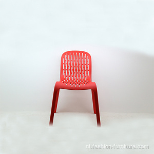 Eetkamer rode stapel buiten plastic stoel